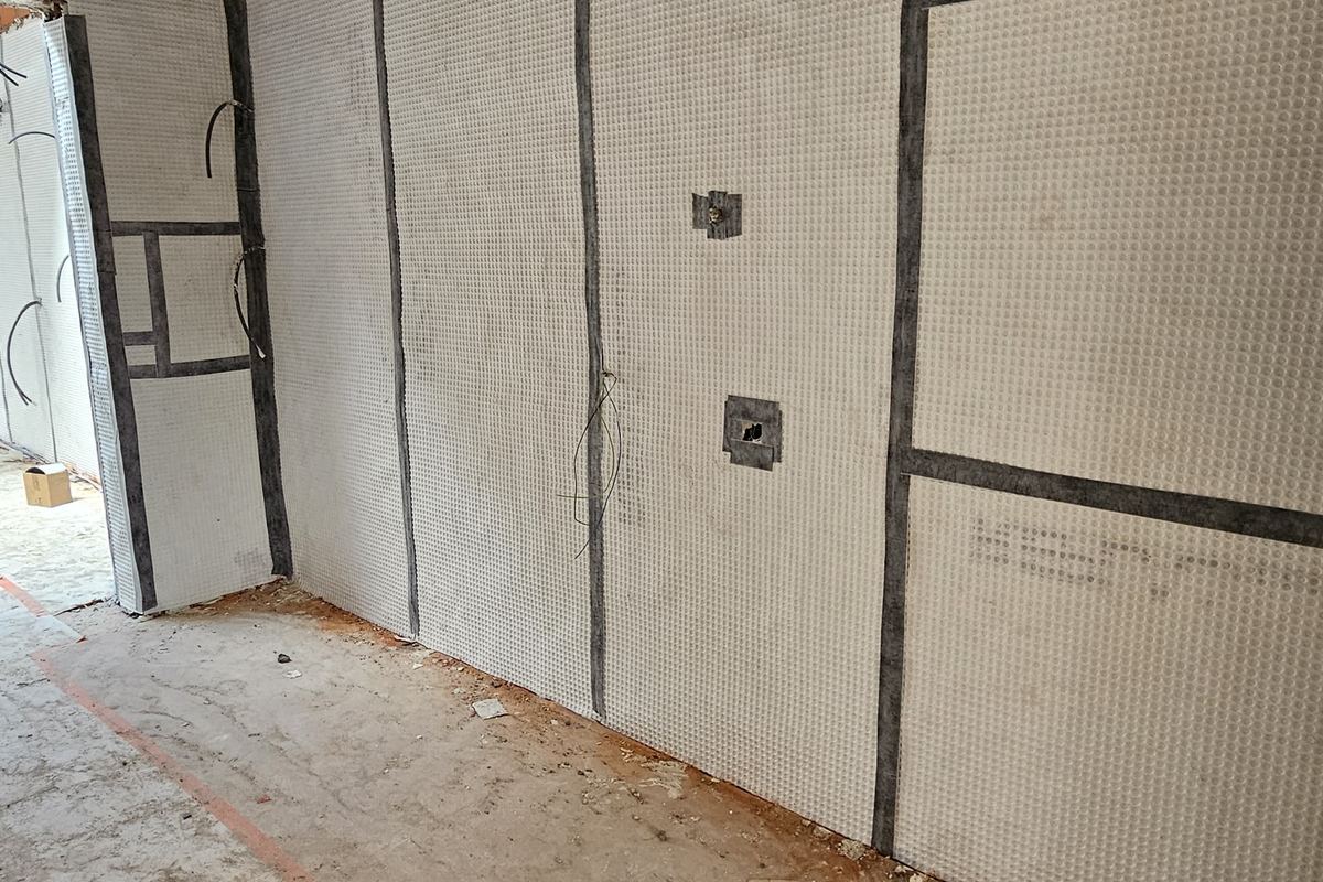 Muurmembraan met afgetapete naden tegen een binnenmuur, geplaatst door Aqua-Block