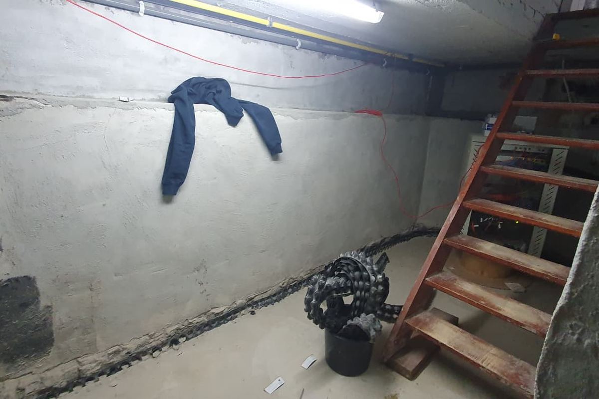 Afgewerkte keldermuur met cementering over het drainagemembraan, door Aqua-Block
