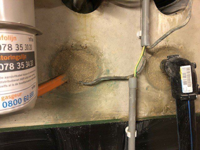 Waterdicht afgewerkte doorvoer in een kelderwand door Aqua-Block