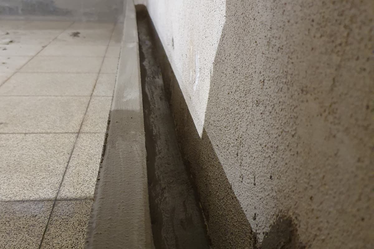Randdrainage langs de keldermuur, werk van Aqua-Block