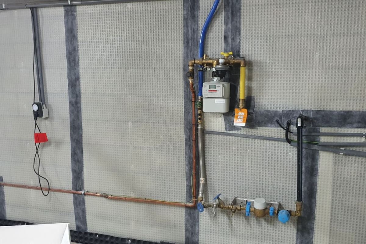 Wanddrainage met noppenmembraan in een kelder, werk van Aqua-Block