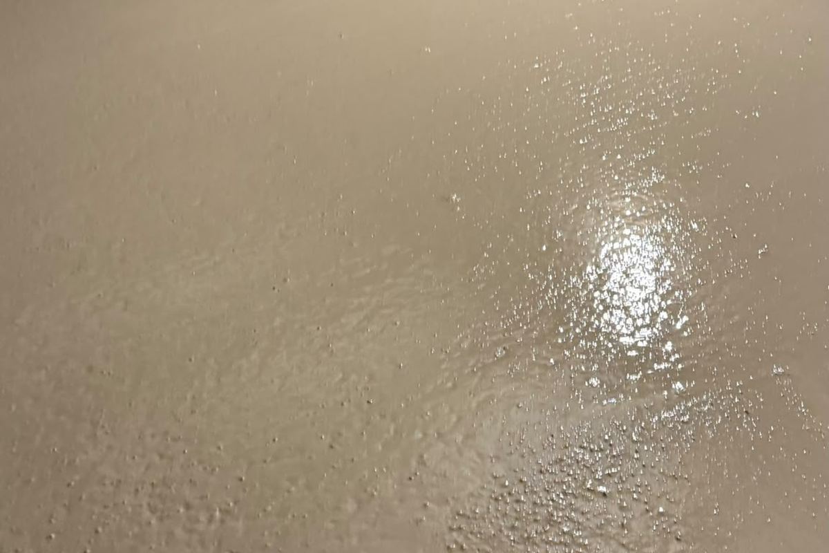 Keldervloer met verse cementlaag over de drainage, werk van Aqua-Block