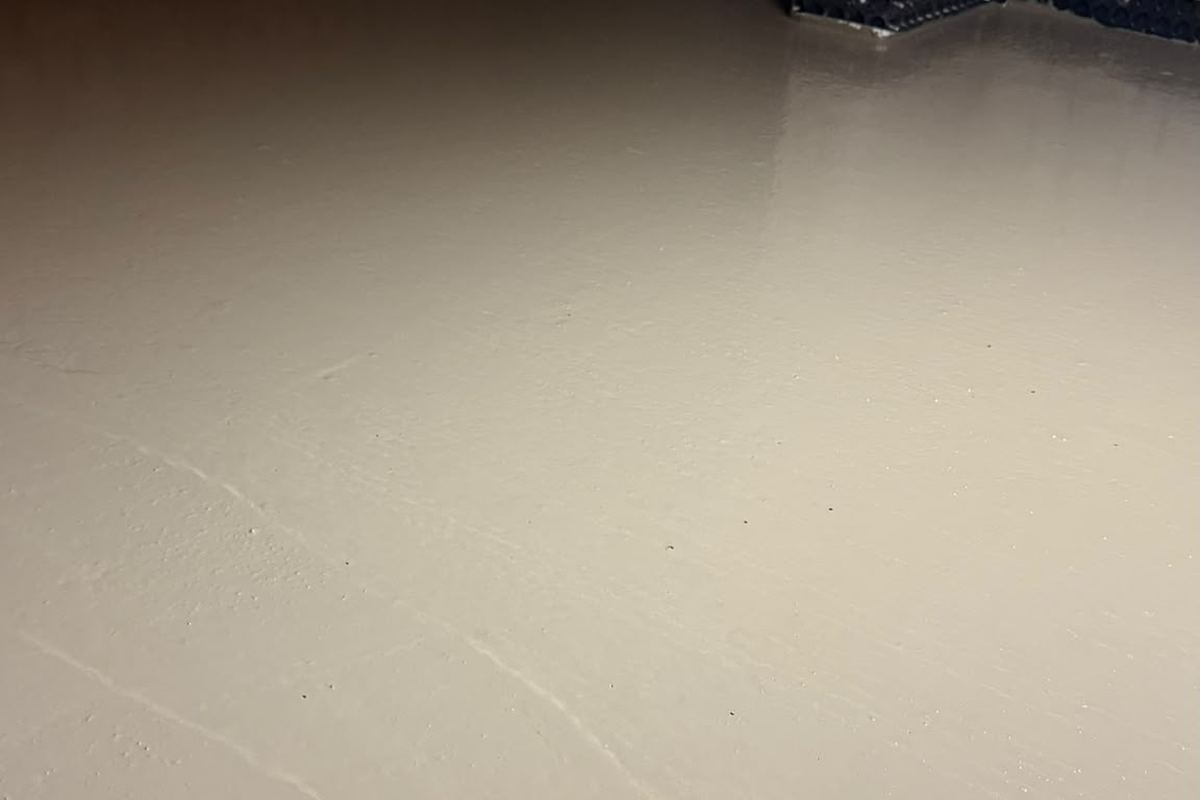 Keldervloer met cementlaag over de drainage, werk van Aqua-Block