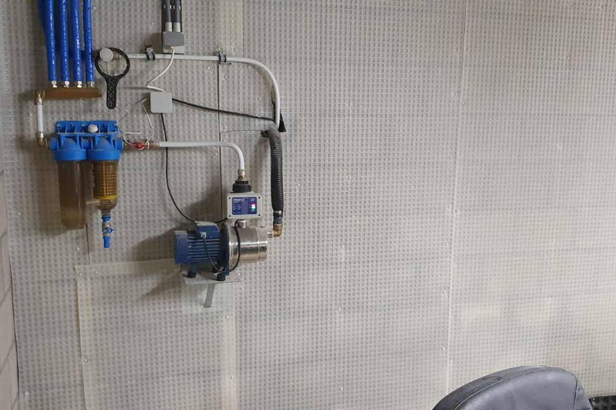 Noppenmembraan tegen de keldermuren als eerste laag van een wanddrainage door Aqua-Block