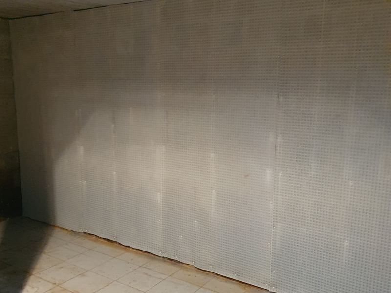 Keldermuur in cementering over het drainagemembraan, werf van Aqua-Block