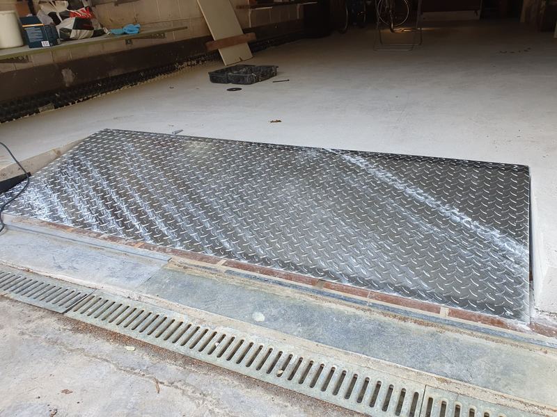 Afgewerkte inrijplaat bij een ondergrondse garage, werf van Aqua-Block
