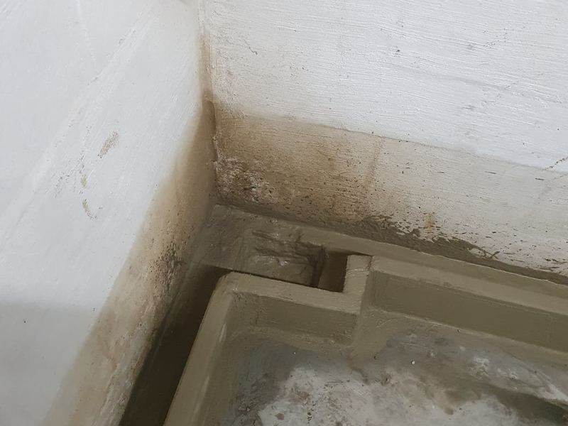 Gemetste goot langs de keldermuur voor randdrainage door Aqua-Block