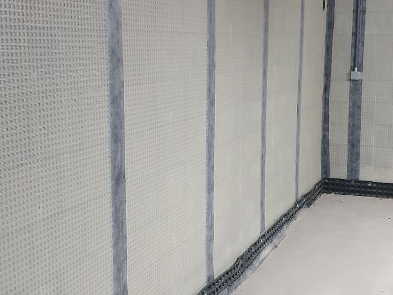 Noppenmembraan tegen de keldermuren bij een wand- en vloerdrainage door Aqua-Block