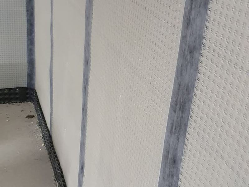 Detail van het noppenmembraan in een kelder, werf van Aqua-Block
