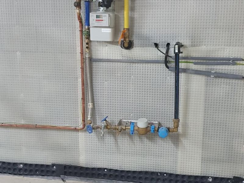 Keldermuur met membraan voor de afwerking, werf van Aqua-Block