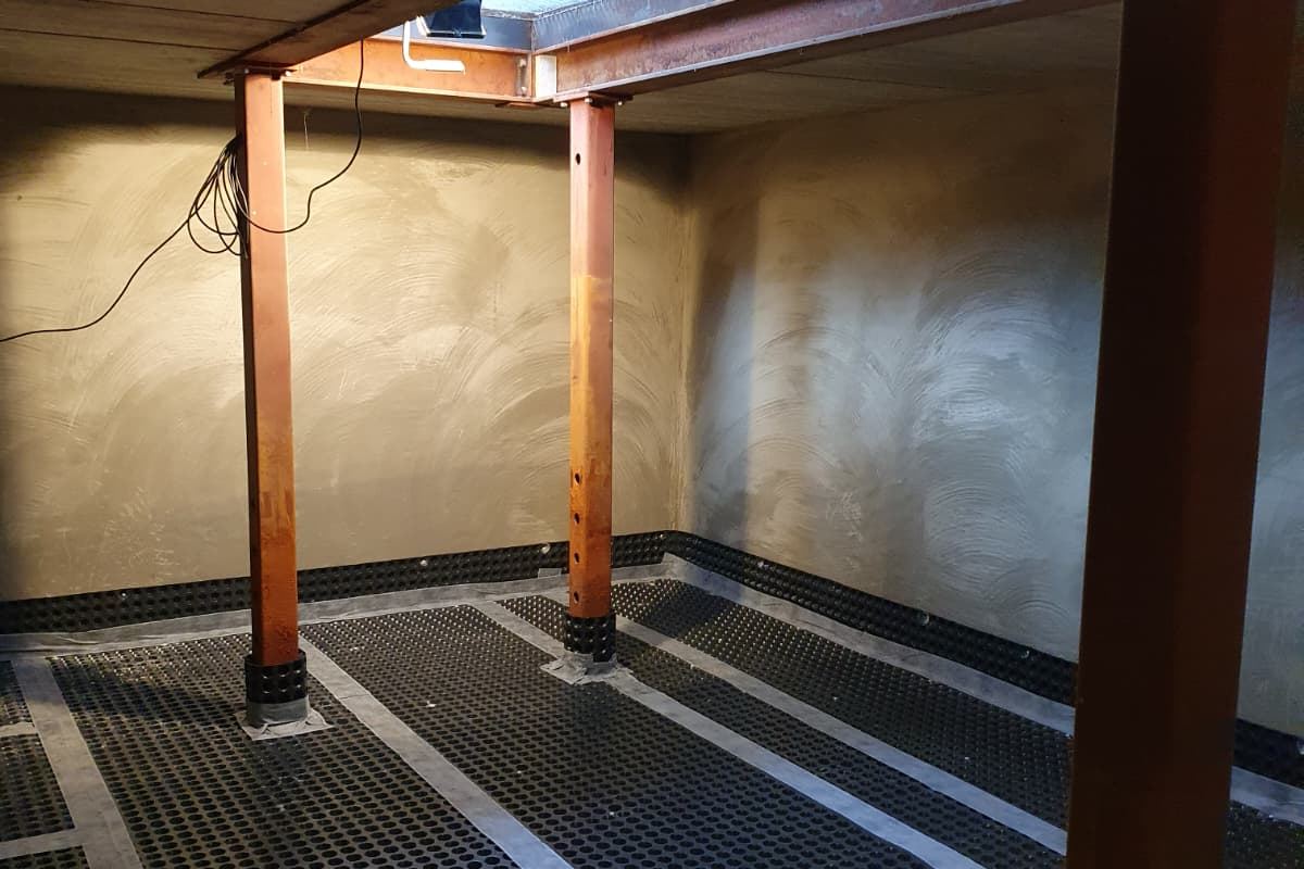 Keldermuur met cementering over het drainagemembraan, werf van Aqua-Block